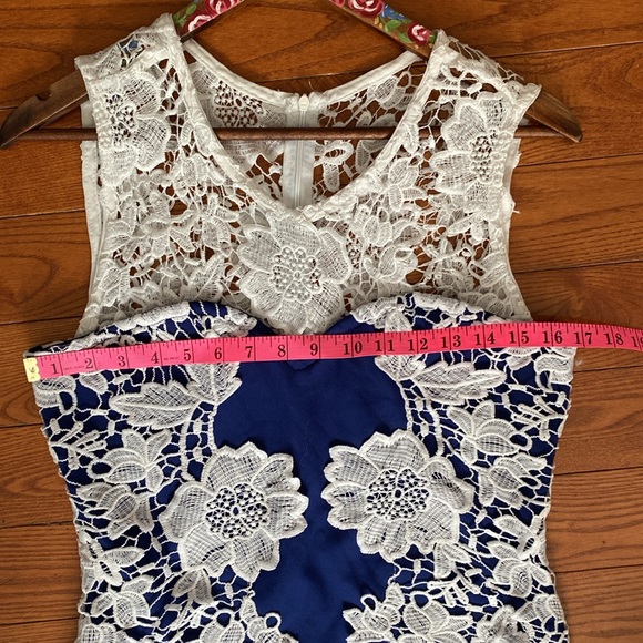 Venus sleeveless Blue and white lace midi dress stretchy. - Picture 12 of 14